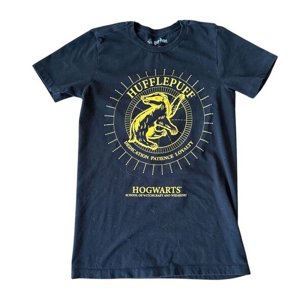 Harry Potter Hufflepuff Hogwarts Wizarding World Tshirt Small - Picture 1 of 3
